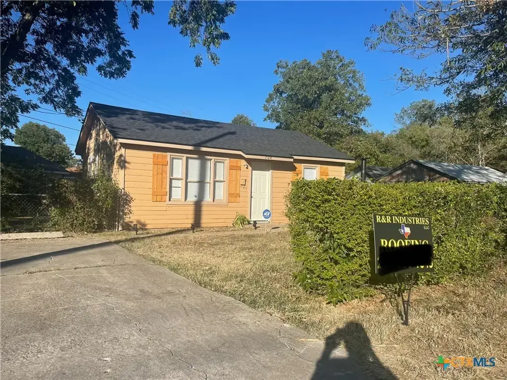 704 E Ave N, Temple