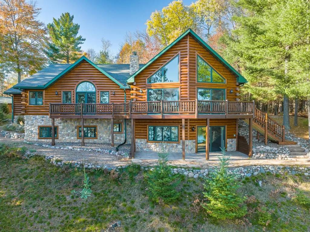 3717 Chain O Lakes Rd, Eagle River