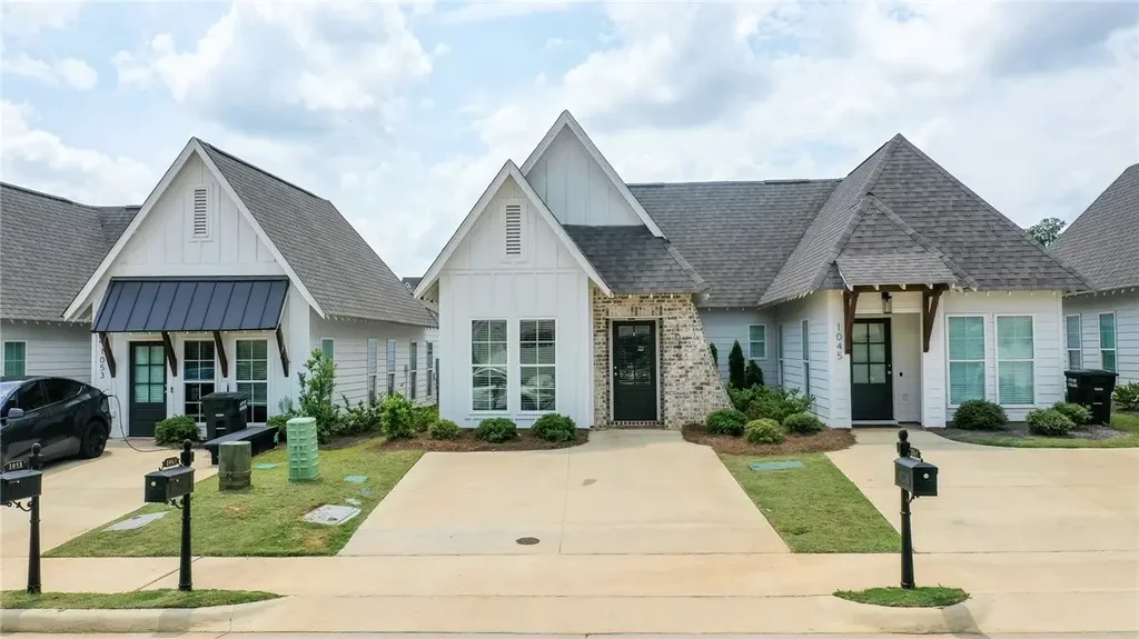 1049 Burrow Cir, Opelika