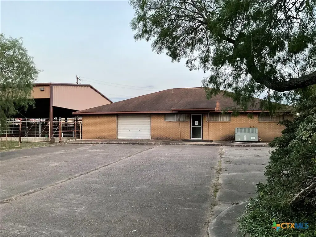1310 W Grand Avenue, Yoakum