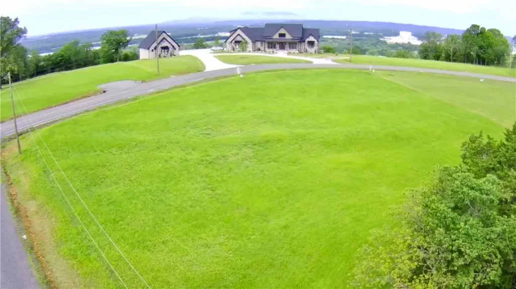 370 Apple Lane, Russellville