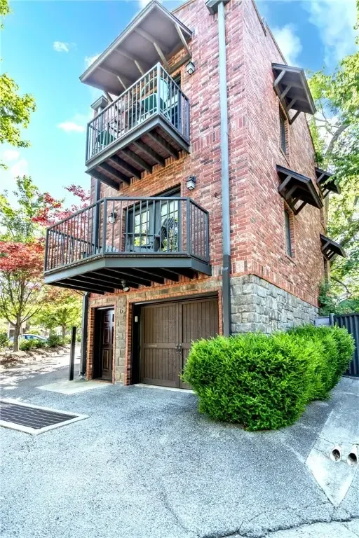 221 N Locust Avenue 6, Fayetteville