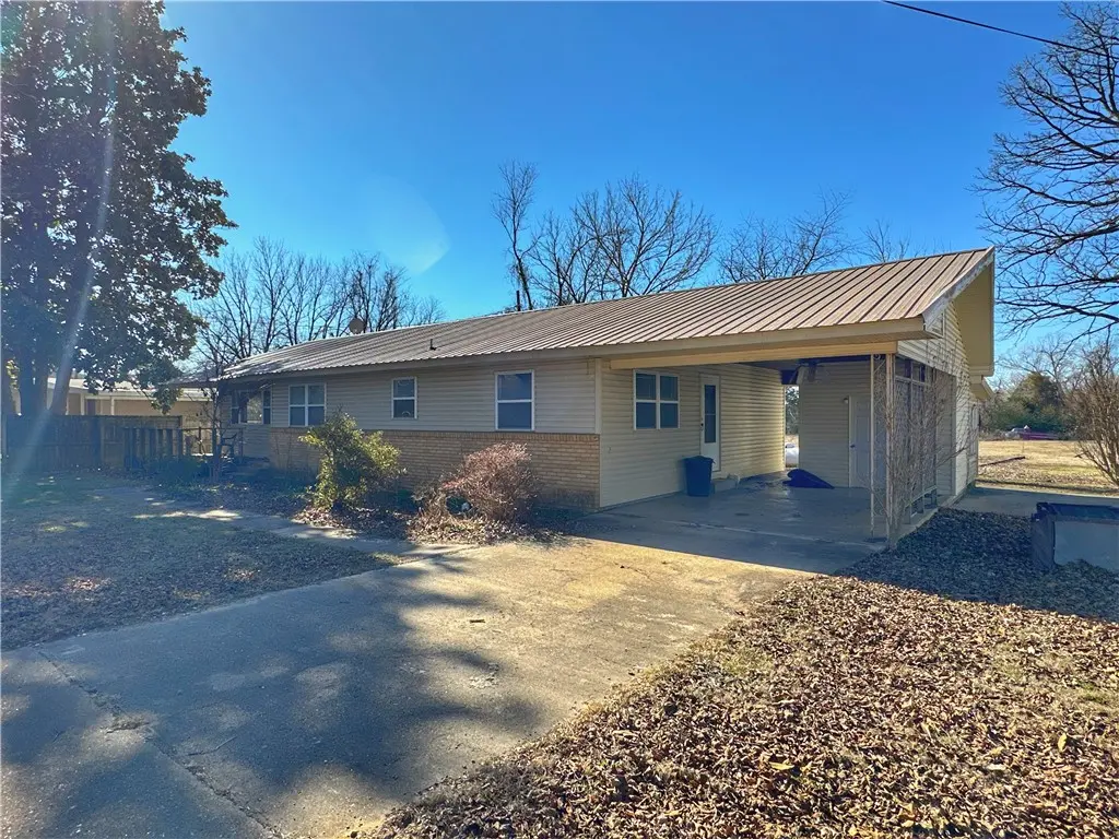 102 Pecan Street, Marshall