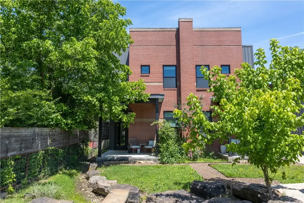 808 S Locust Avenue, Fayetteville