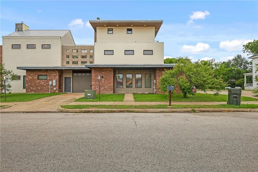 213 N Houston Avenue, Bryan