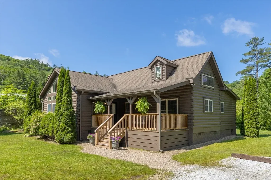 60 Holly Tree Lane, Highlands