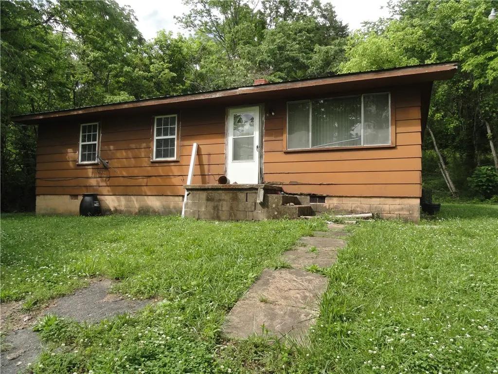 813 Main Street, Leslie