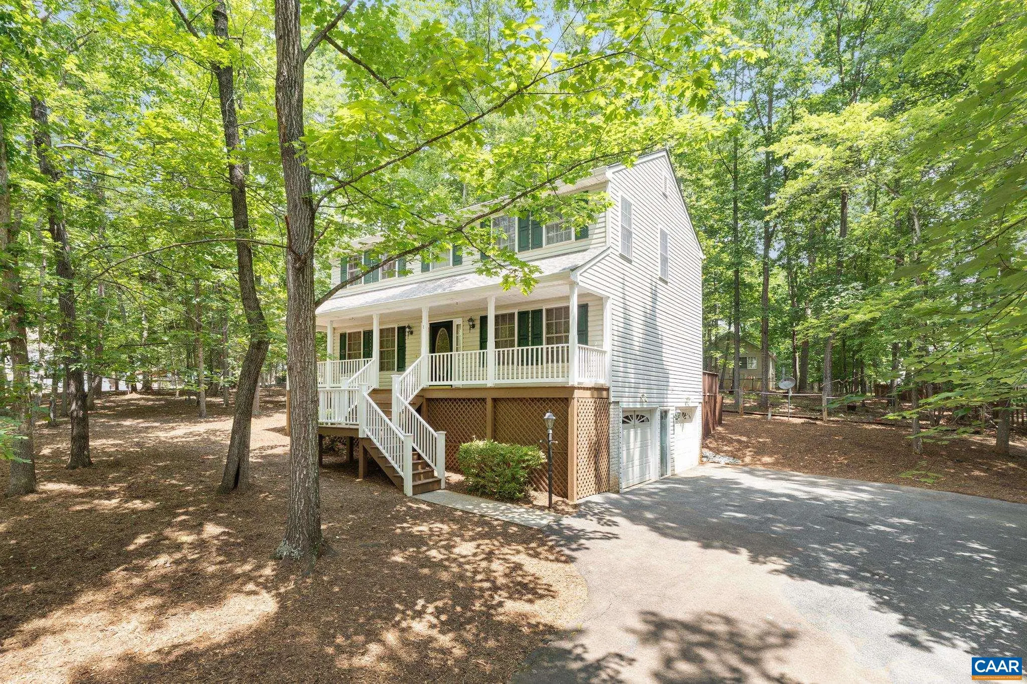 1 West Lake Forest Dr, Palmyra