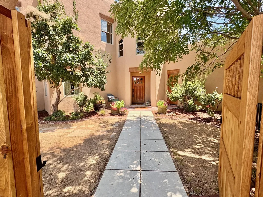 651 Calle De Blas, Corrales