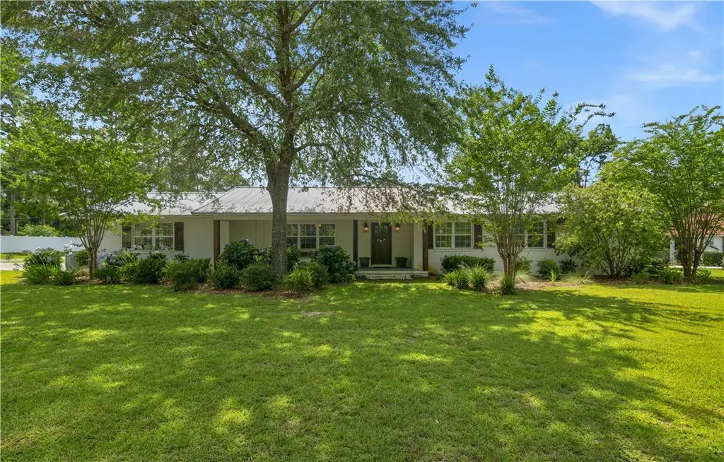 1207 College Avenue, Blackshear