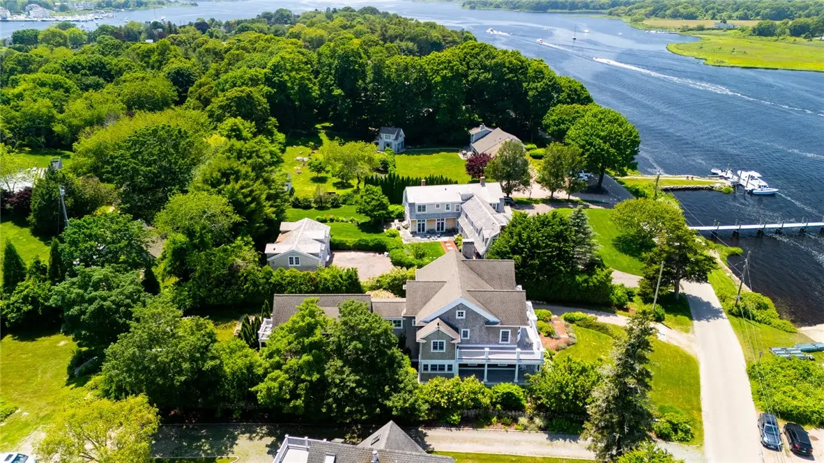 52 Avondale Rd, Westerly