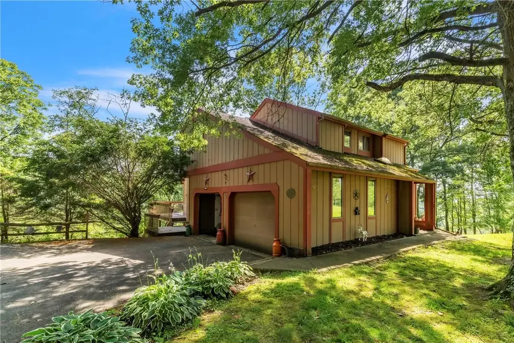 530 Perry Highway, Lancaster