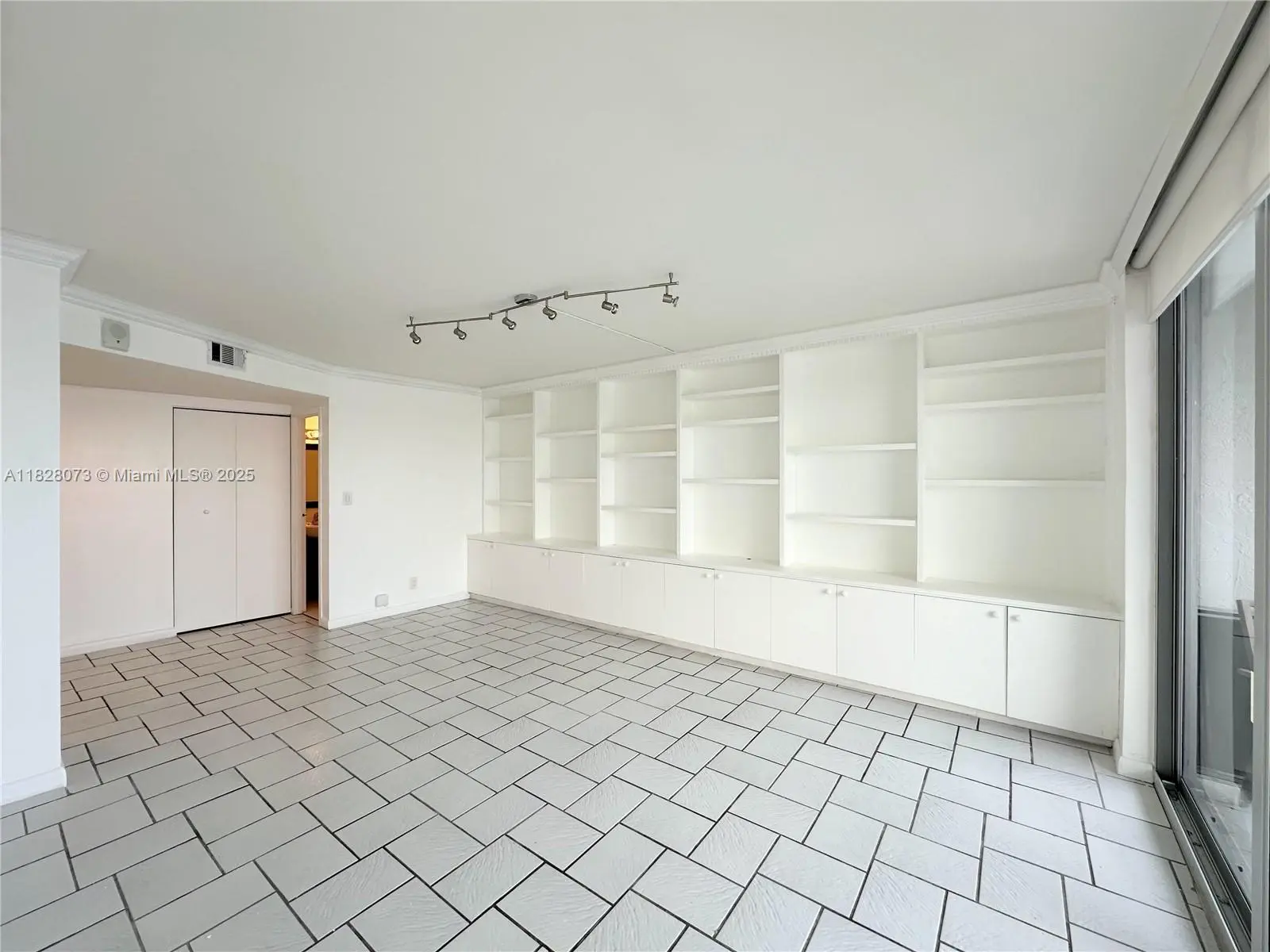 Photo of Listing #A11828073