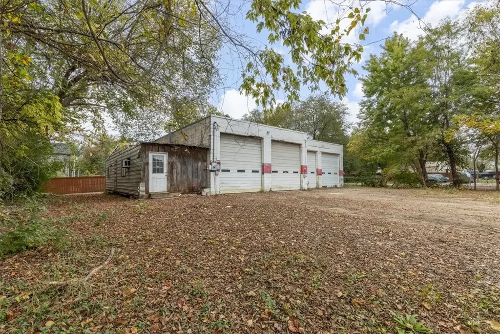 1341 S School Avenue, Fayetteville