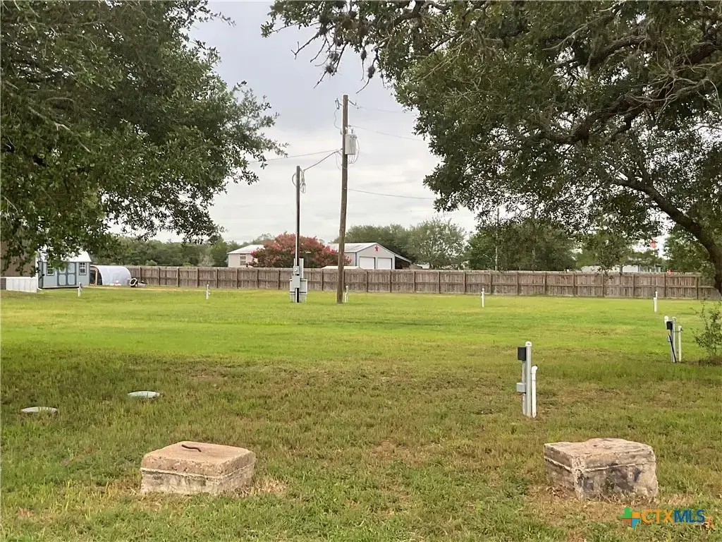 46 County Road 400, Yoakum