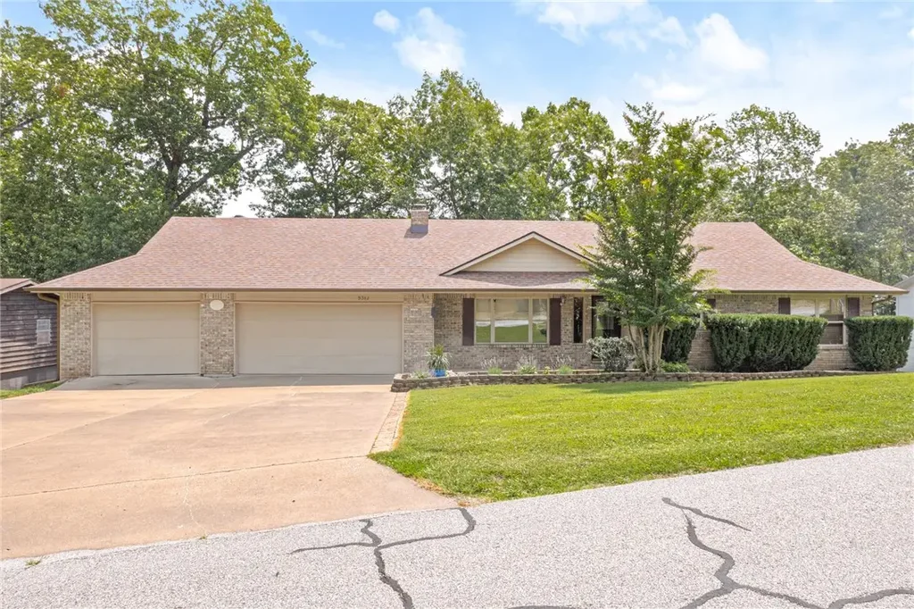 9382 Grimes Drive, Rogers