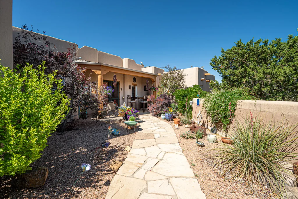 11 Chapala Road, Santa Fe