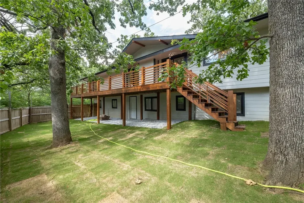 1143 N Oak Drive, Fayetteville