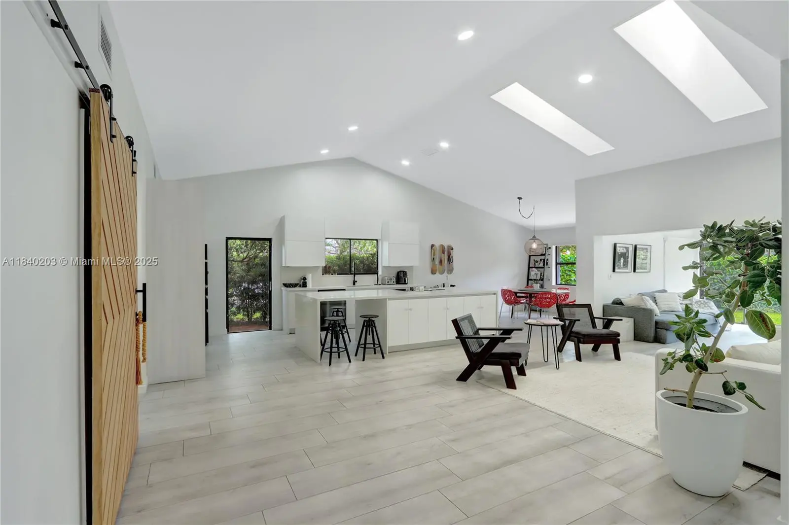 Photo of Listing #A11840203