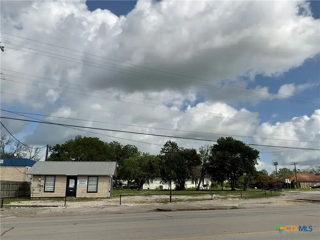 702 Us Highway 77a, Yoakum