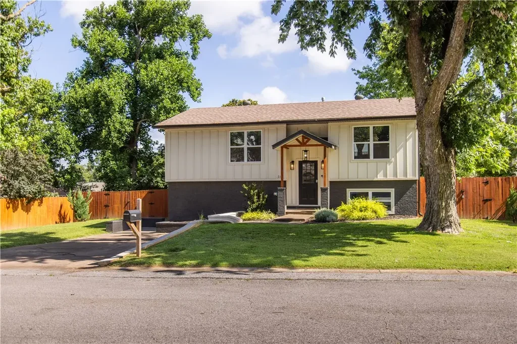 712 Sw 3rd Street, Bentonville