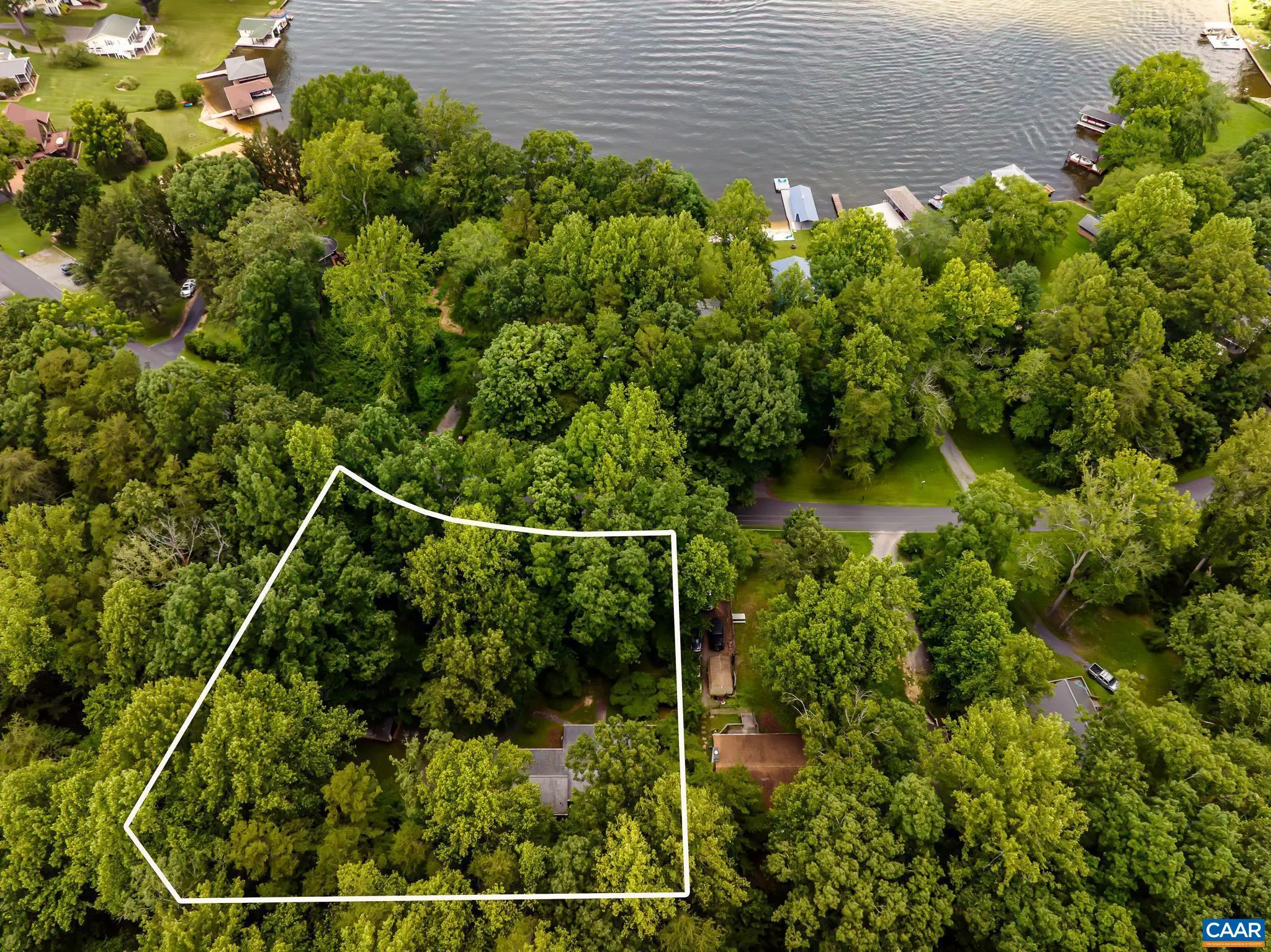 2011 Lakeshore Dr S, Louisa