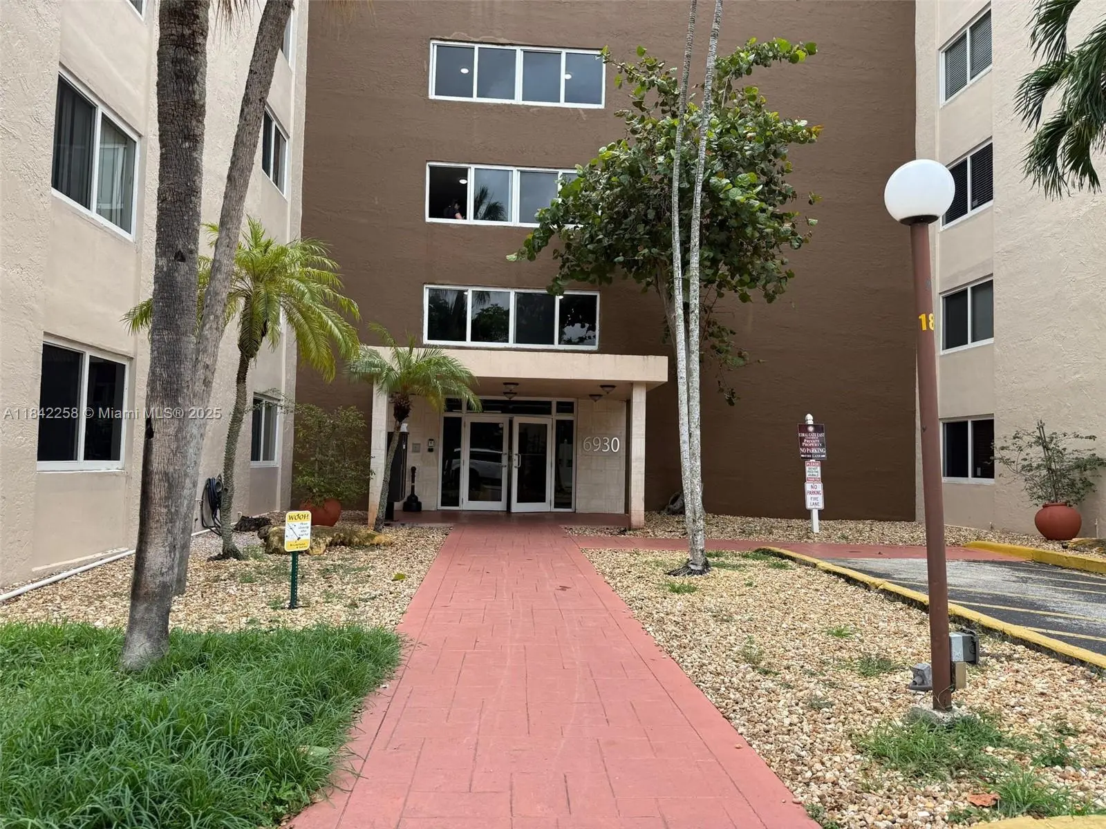 6930 Miami Gardens Dr 1-217a, Hialeah