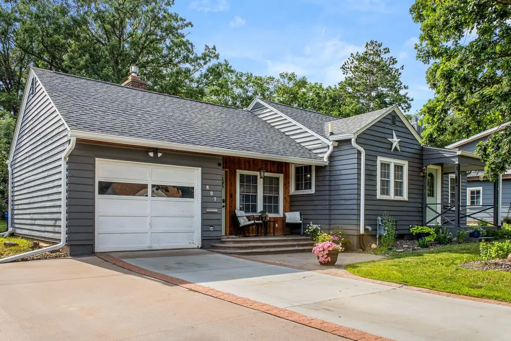 607 College Street, Spooner