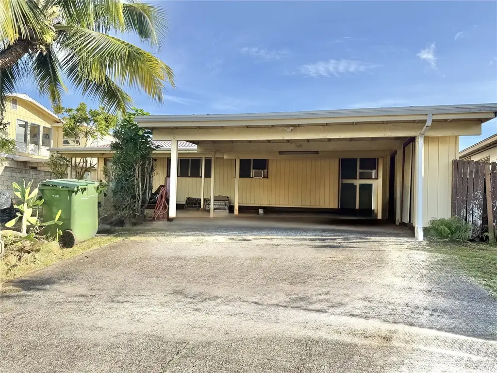 98-1658 Hoomaike Street, Pearl City