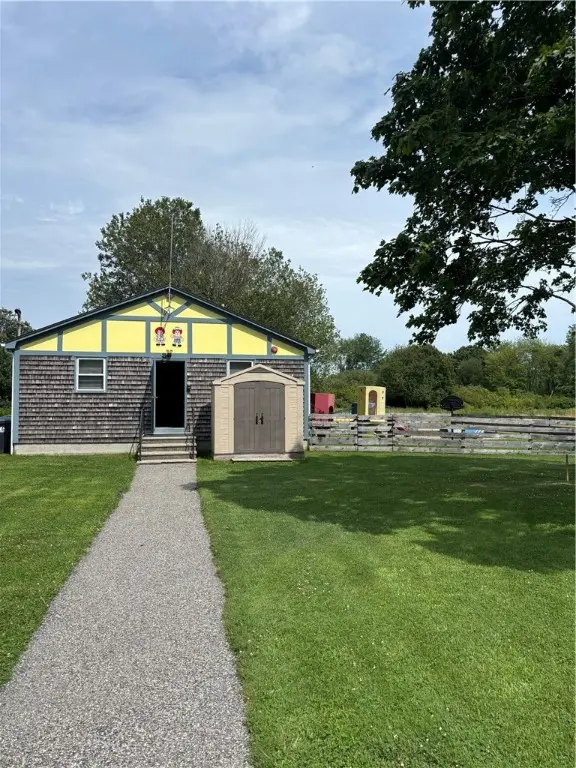 210 Metacom Ave, Warren