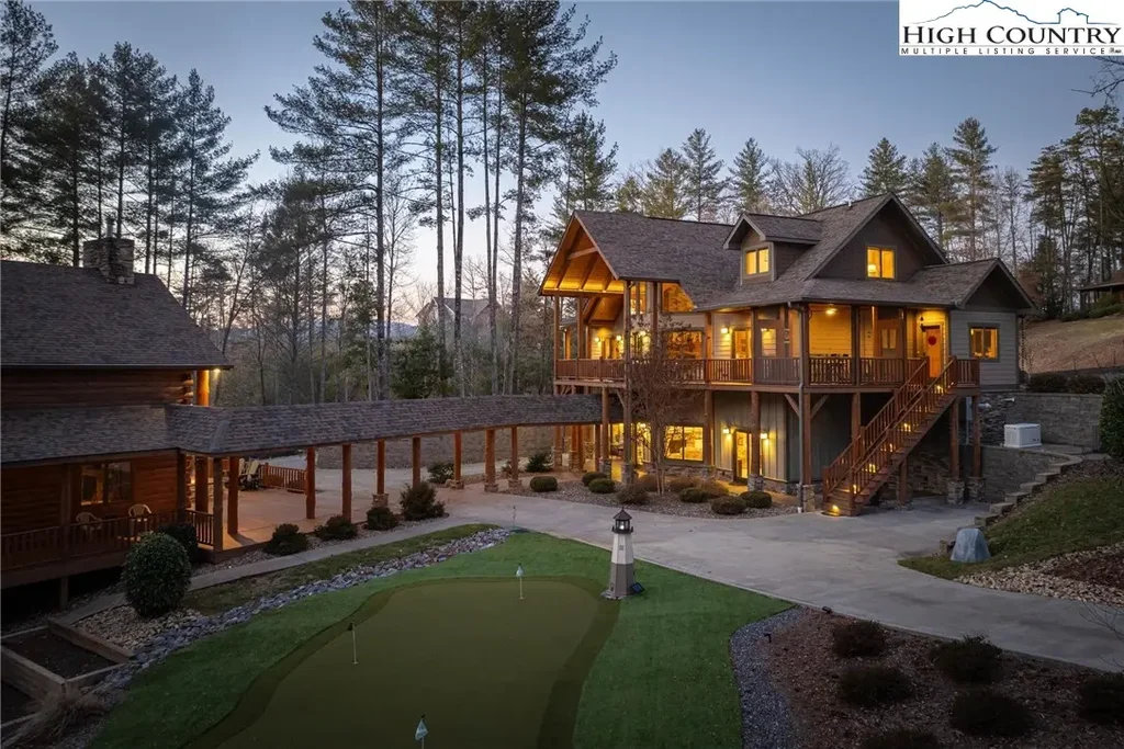 1989 Johns Ridge Parkway, Lenoir