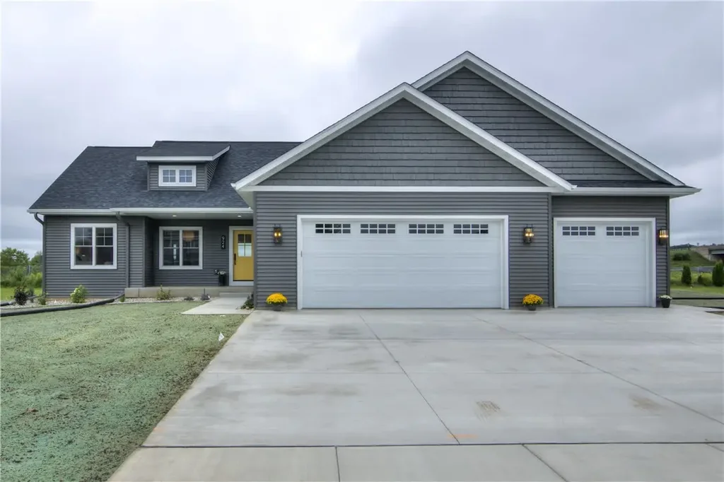 924 Bluffview Circle W, Chippewa Falls