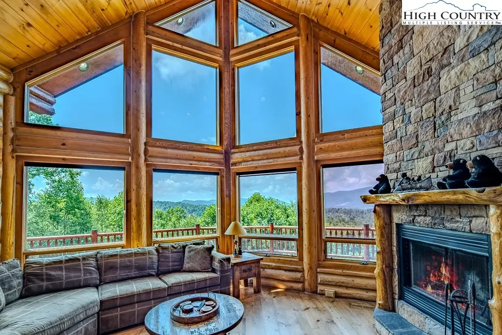 1370 Falls Creek Parkway, Elk Park