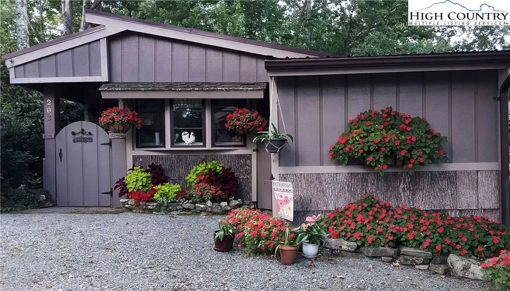 203 Black Pine Road, Linville