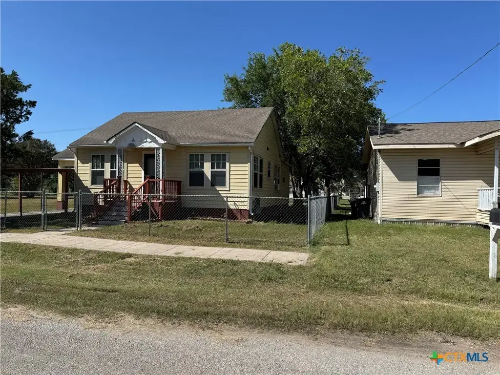602 & 606 E Clayton Street, Cuero