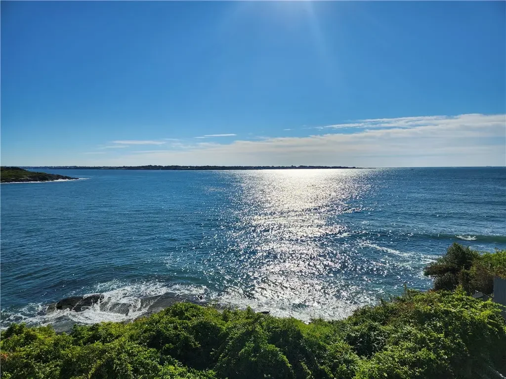 4 Clarkes Village Ln, Jamestown