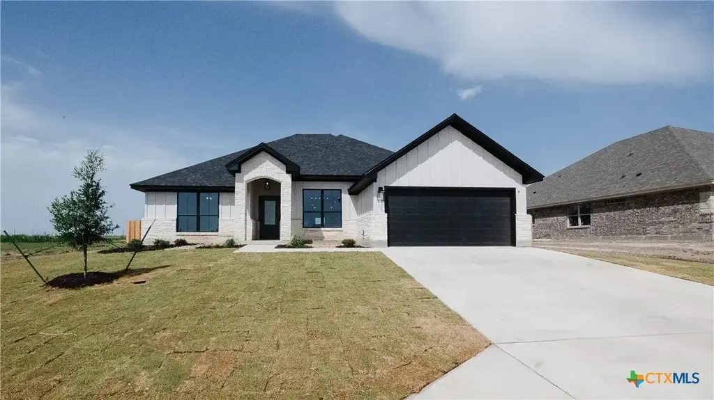 1321 Red Rock Road, Hewitt