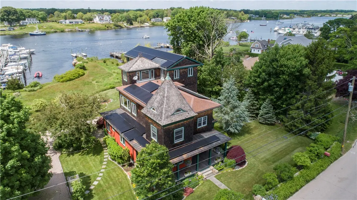 43 Avondale Rd, Westerly