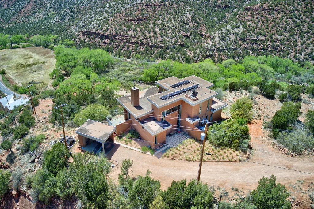 1111 Madrid Road, Jemez Springs