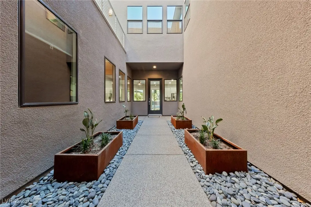 Photo of Listing #2709144