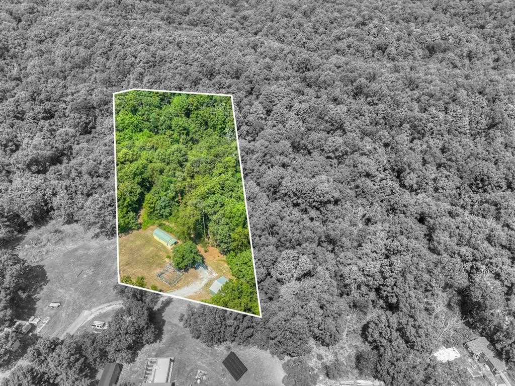 303 Osage Lane, Pineville