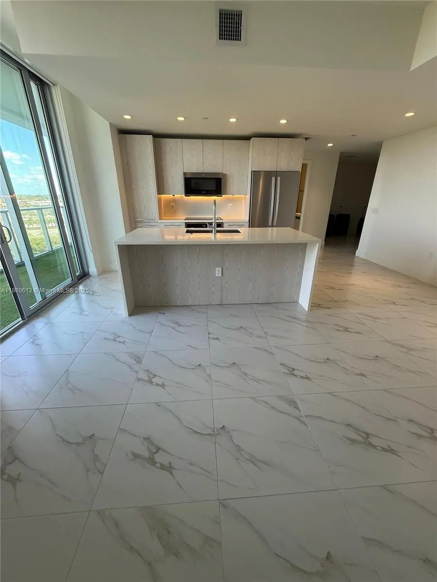 Photo of Listing #A11860613