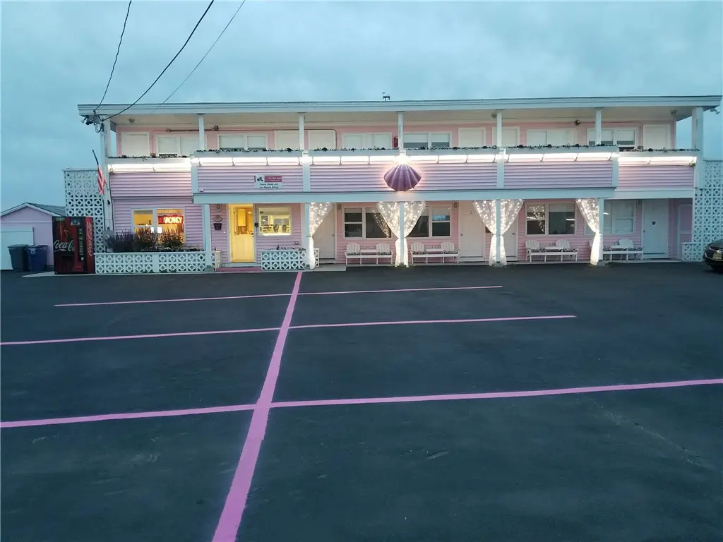 19 Winnapaug Rd, Westerly