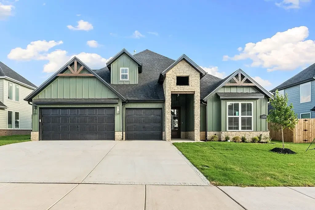 1220 Red Maple Street, Centerton