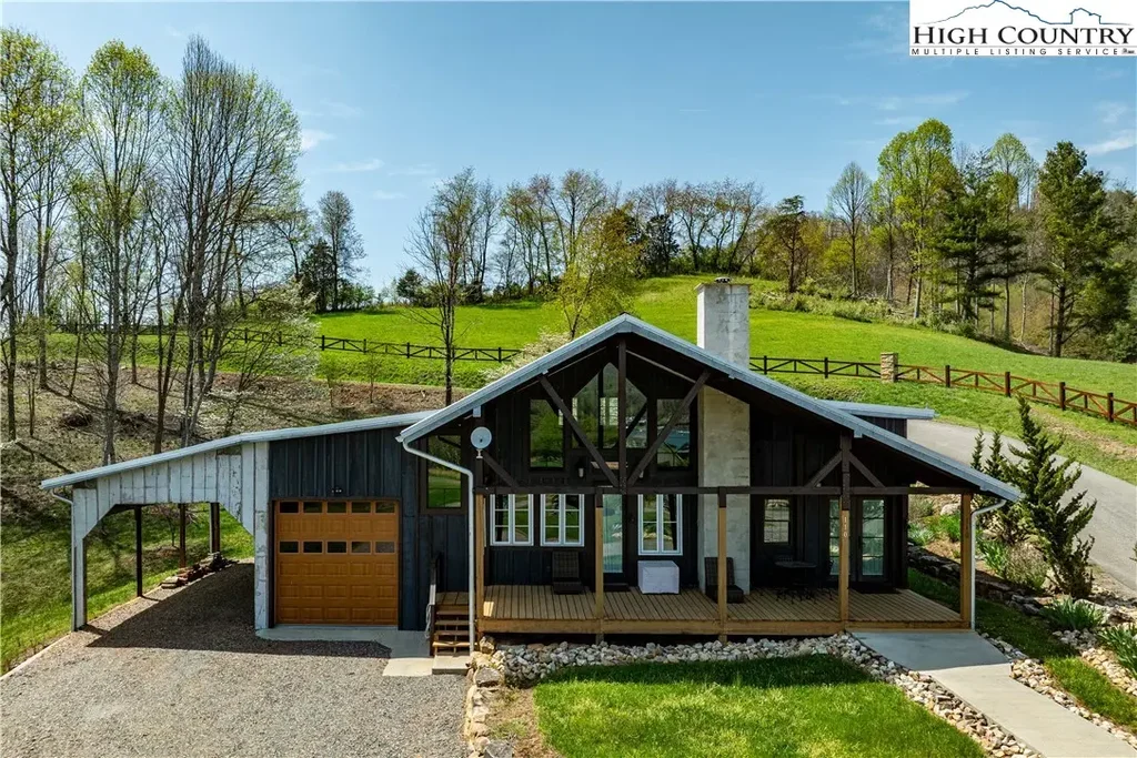 110 N River Lane, Butler