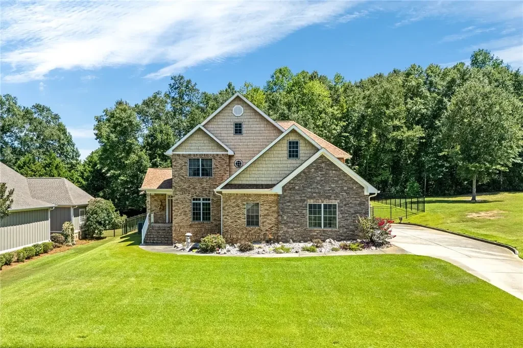 122 Coachmans Dr, Auburn