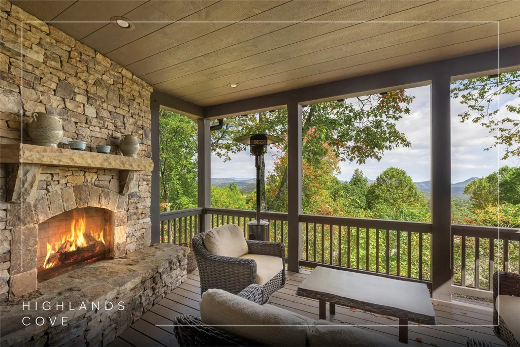 90 Creekwood Court, Highlands