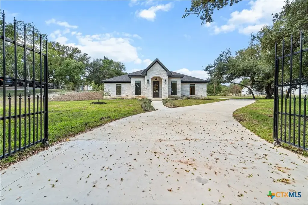 3244 Lois Lane, Kempner