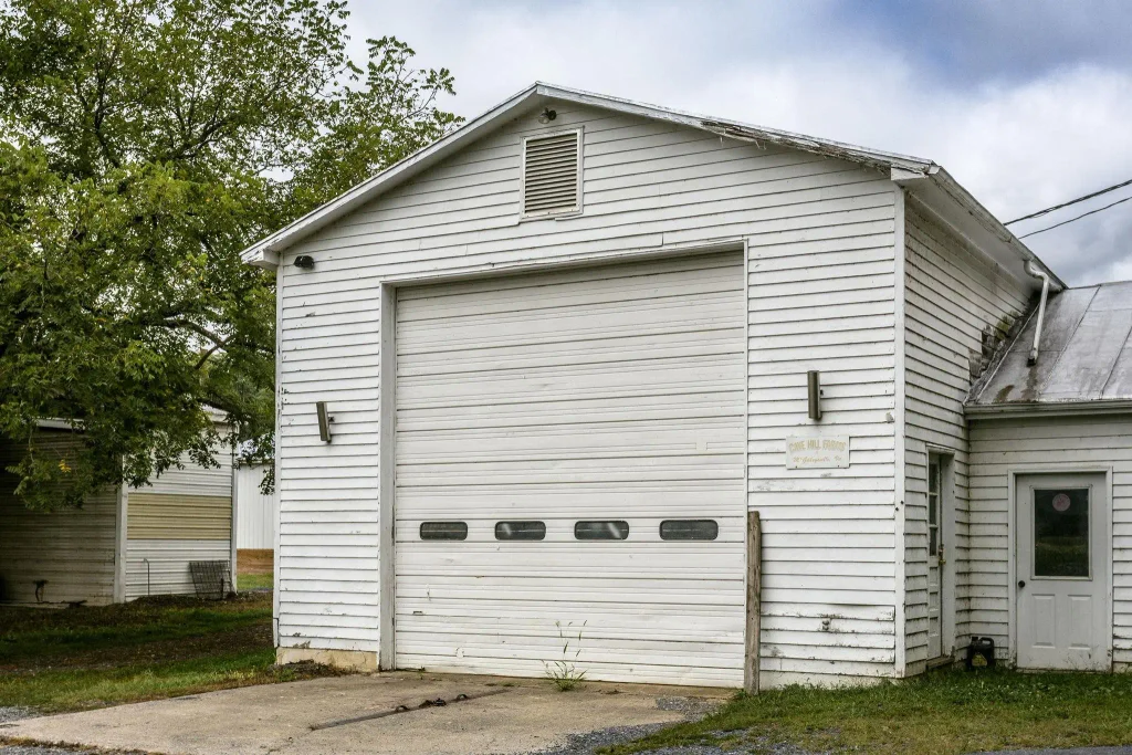 9875 Cave Hill Rd Old Farm Shop, Mcgaheysville