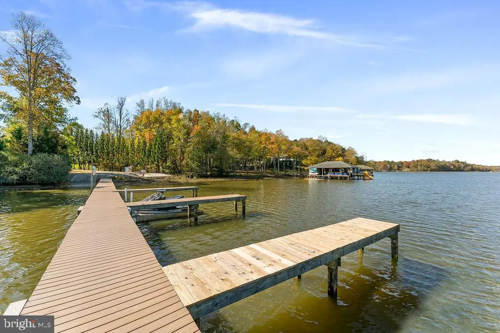 95 Woodland Shores Dr, Louisa